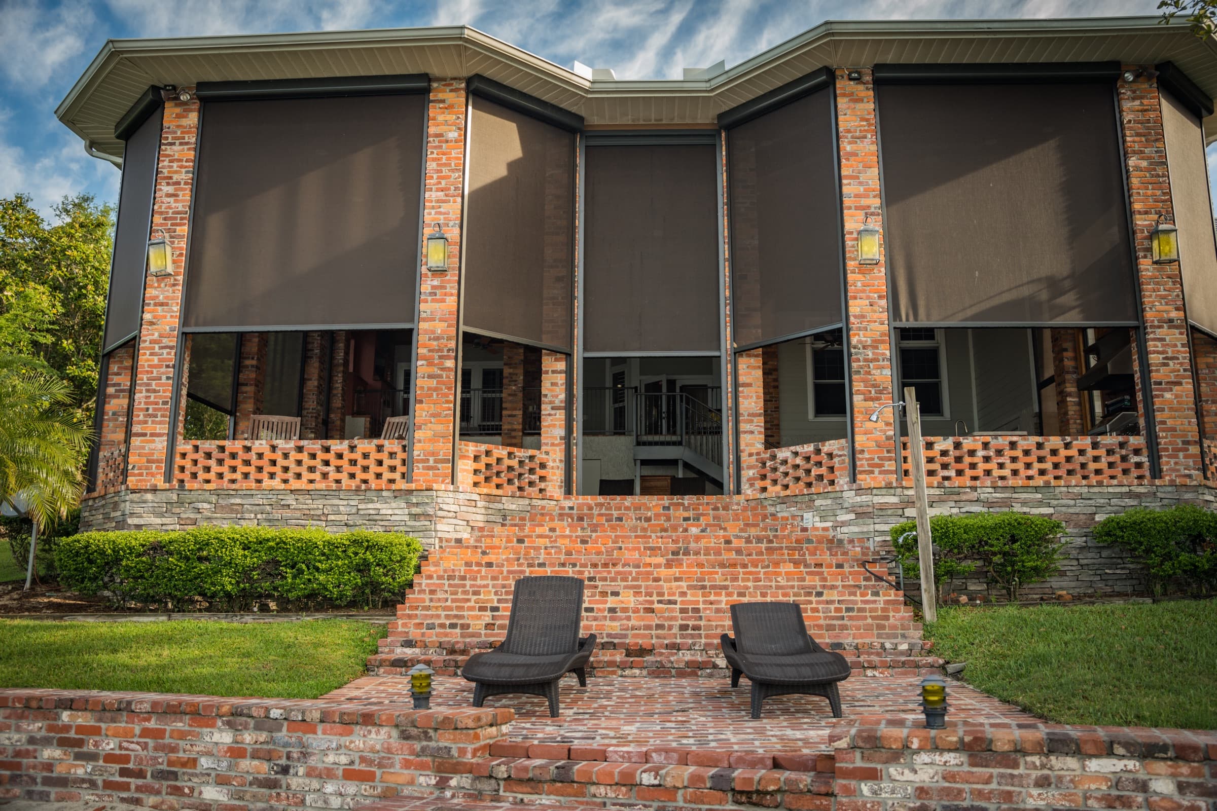 Motorized patio screens on a Southern home